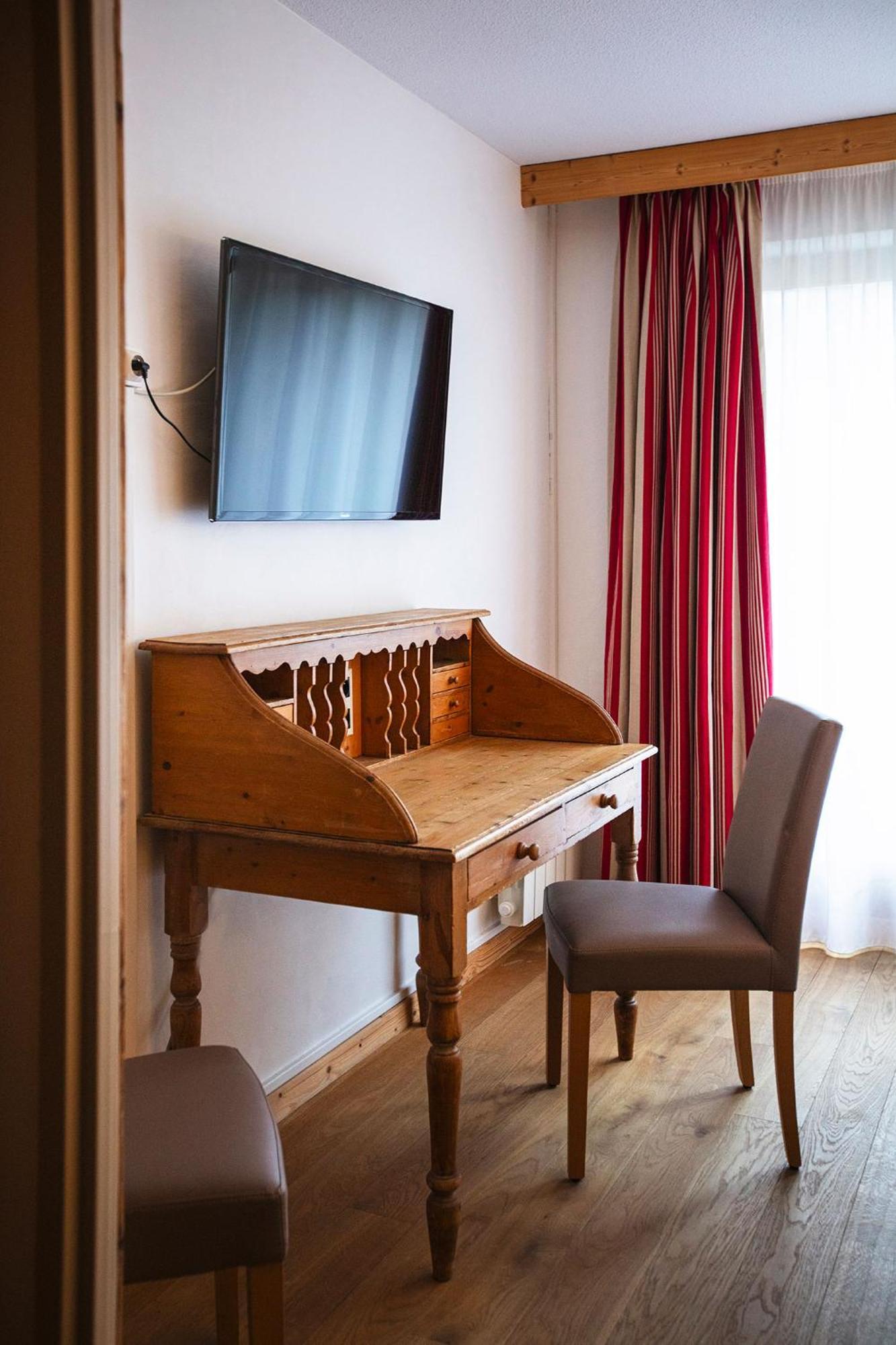 Hotel Alpen Roc Ла-Клюза Екстер'єр фото